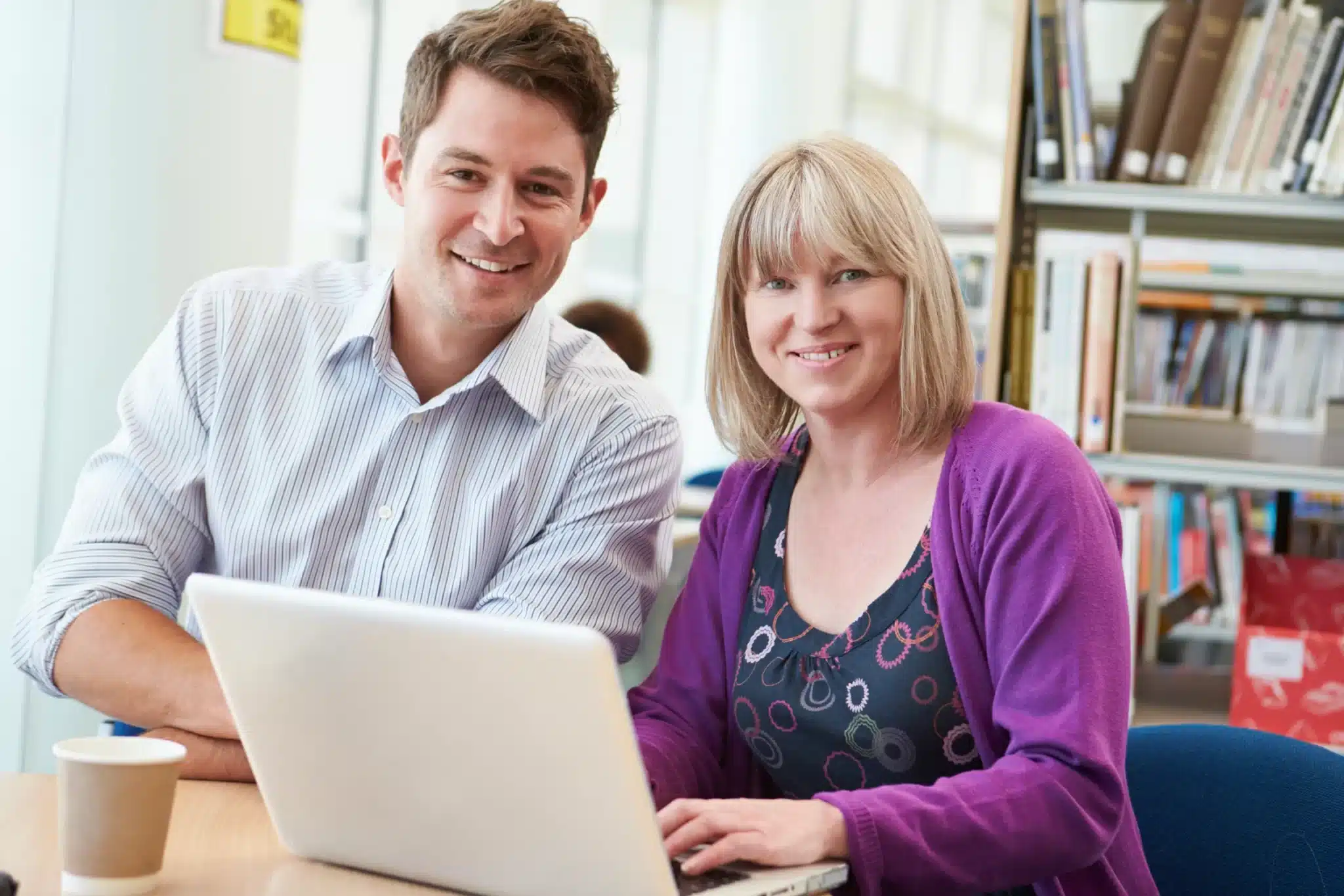 An instructor and a student in a one-on-one Czech language lesson, representing the personalized courses at SOLARIS Language School.